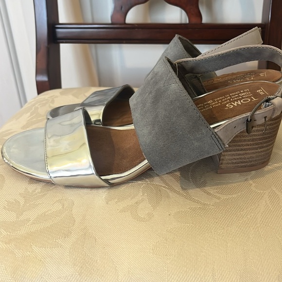 TOMS Poppy Suede and Silver Sandal women’s size 9 - Picture 2 of 5